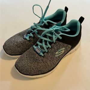 NWOB SKECHERS Flex Appeal 4.0 Black Light
NWT
Blue Sneakers w Memory Foam size 8